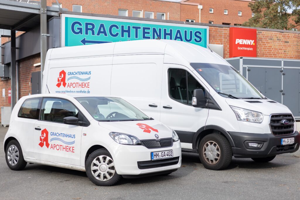 Unser kleines Apothekenauto und unser großer Lieferwagen auf dem Parkplatz